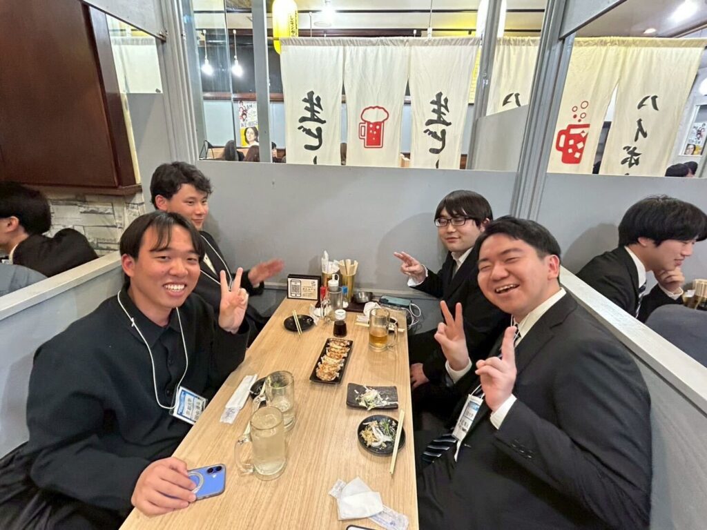 最高の笑顔です!でも右奥の方!次からはピースの開始速度をあと2秒早くしましょう!左奥の方!ピースって普通・・・ピースしてから手を上げませんか?パーの状態で手を上げてそれからチョキにしてるの!?