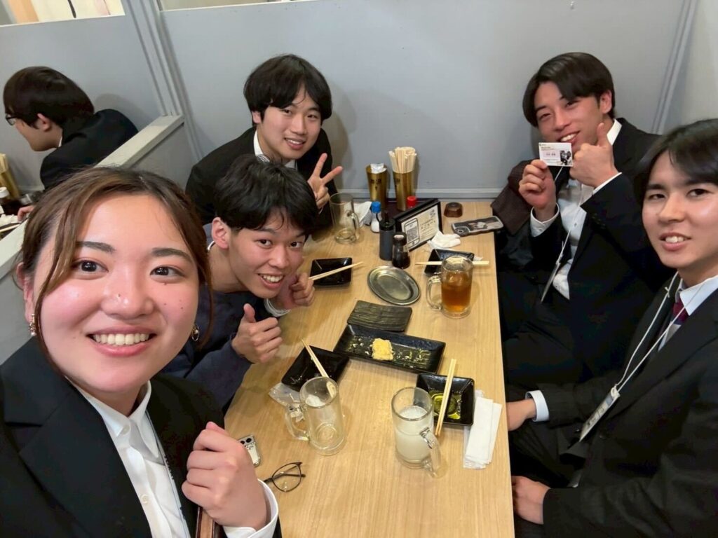 このテーブルでは箸は四角の黒い皿におくことをルールとしていたようです・・・それを破ったらこの席から追放だったそうです(嘘)