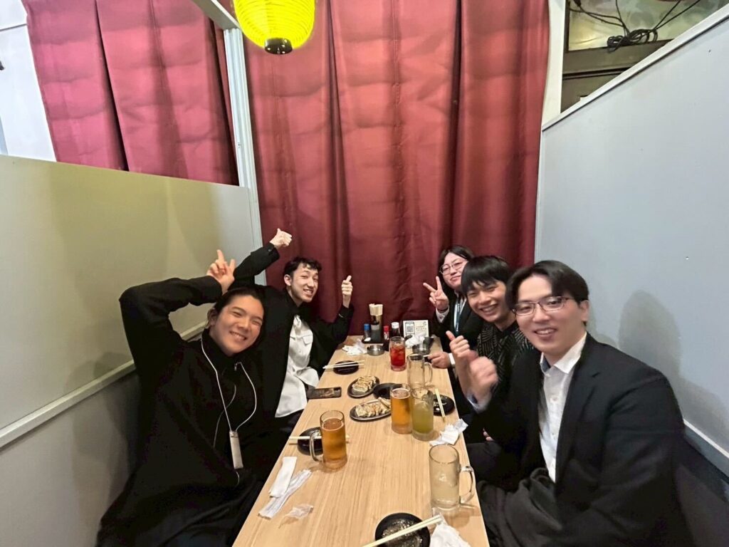 ん?カーテンの奥に誰かいるの?