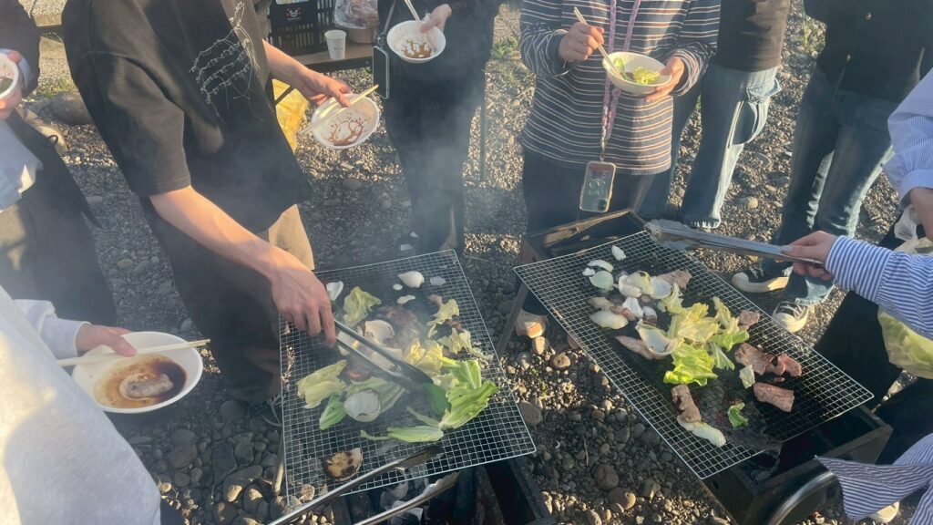 BBQとは・・・「諸説ありますが、カリブ海の大アンティル諸島（キューバなど）と北大西洋のバハマ諸島に先住していたタイノ族の言葉「Barbacoa（バルバコア：肉を丸焼きにする時に使う木枠）」に由来するといわれています。」
・・・野菜のみやん・・・・