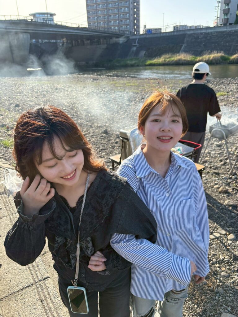 数年後・・・・こうなります・・・・ヒトは対して仲良くない相手を見つけた場合、とりあえず腕を組んで「仲が良い風」を装うことで進化してきたそうです（嘘）。