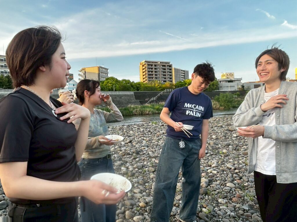 「それ私の肉って言ったやんか〜？」
「違うんです。違うんです。」
「何が違うん？私が食べるって言ったやんか〜」っていう喧嘩が始まってました。