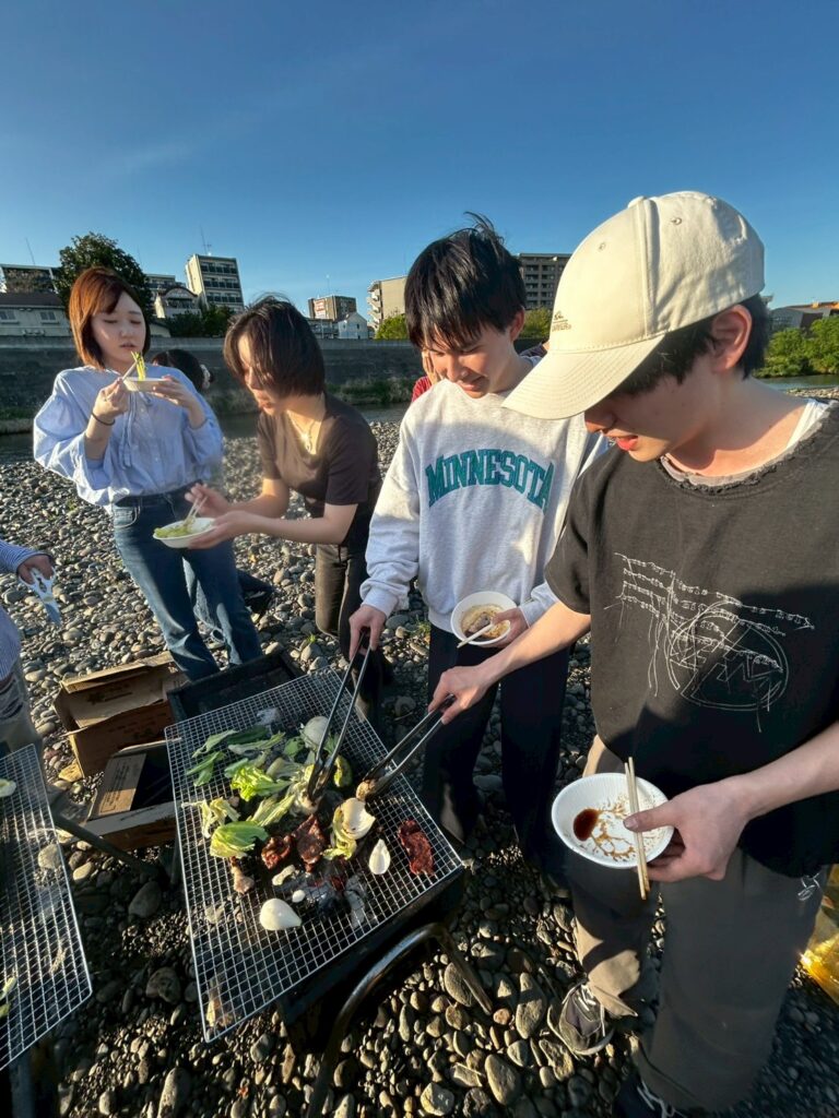 俺たちは食べるのではない。食べていただくためにがんばっているんだ。そうだそうだ。・・・でもいつか・・・一切れでもいいから肉というものが食べてみたい・・・という顔。