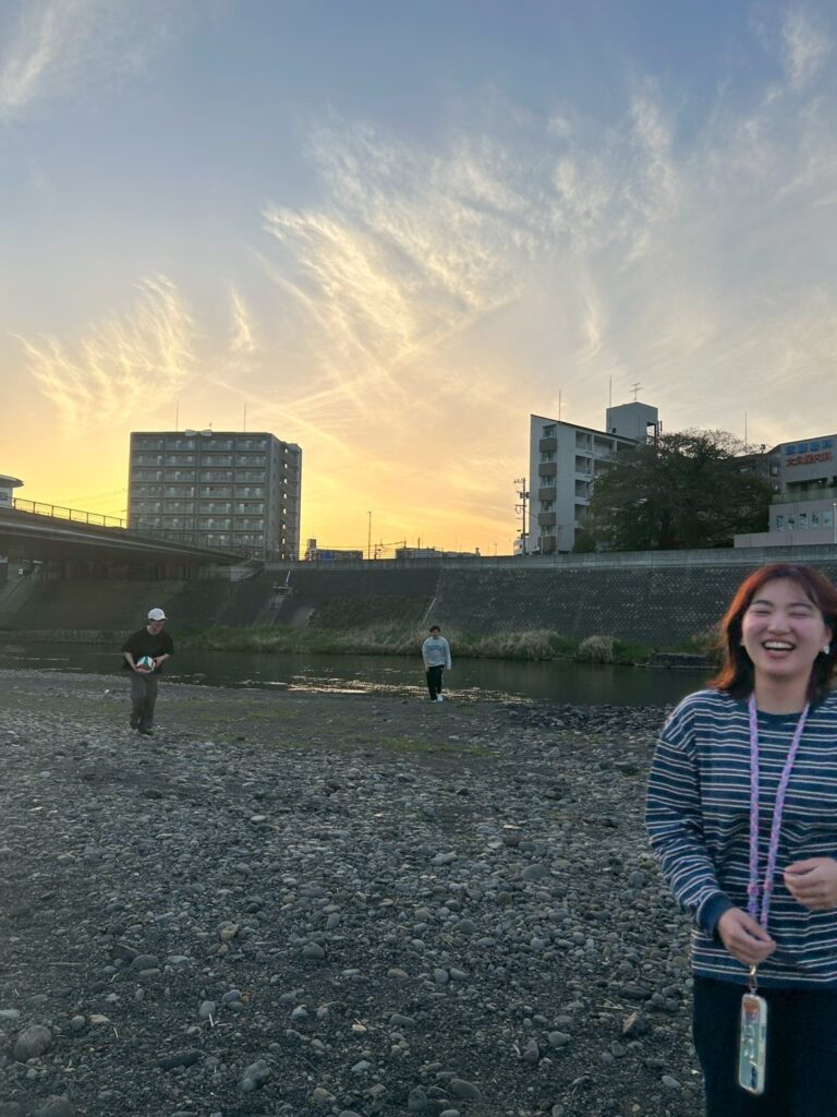 へっへっへ〜ボールを川に入れてやったぜ〜の顔、